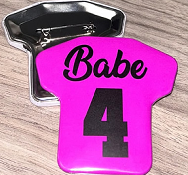 Dos Chapitas en forma de camiseta por de frente y de reverso